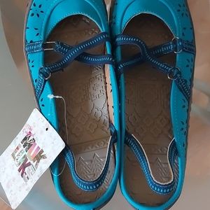NWT Pretty Teal Muk Luks